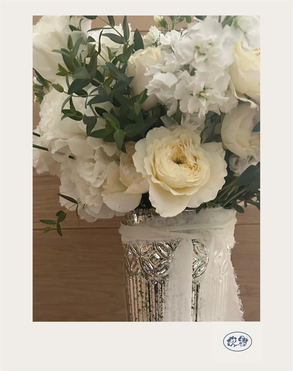 Arreglo floral de condolencias Amalia en tonos blancos con lisianthus, matthiola y rosas inglesas