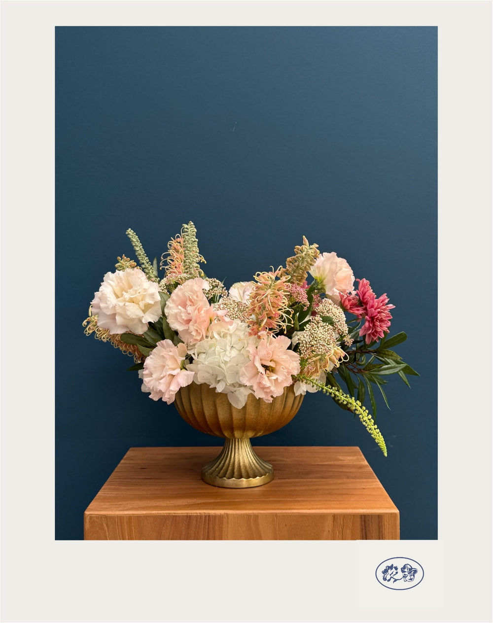 Arreglo floral Ana en tonos durazno con arrocillo, crisantemos, hortensias y lisianthus