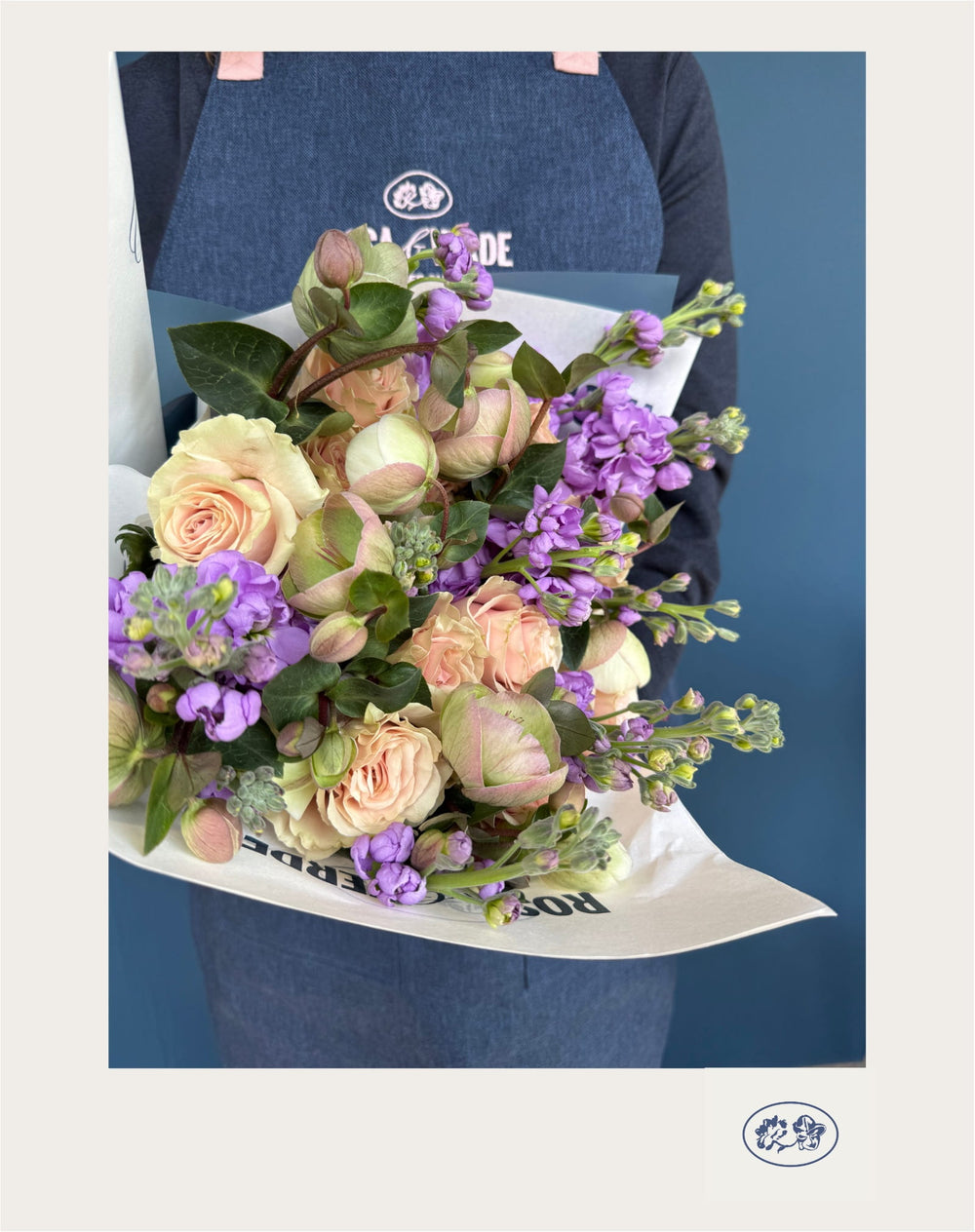Bouquet Anis en tonos rosas y lilas con eléboros, matthiola y rosa