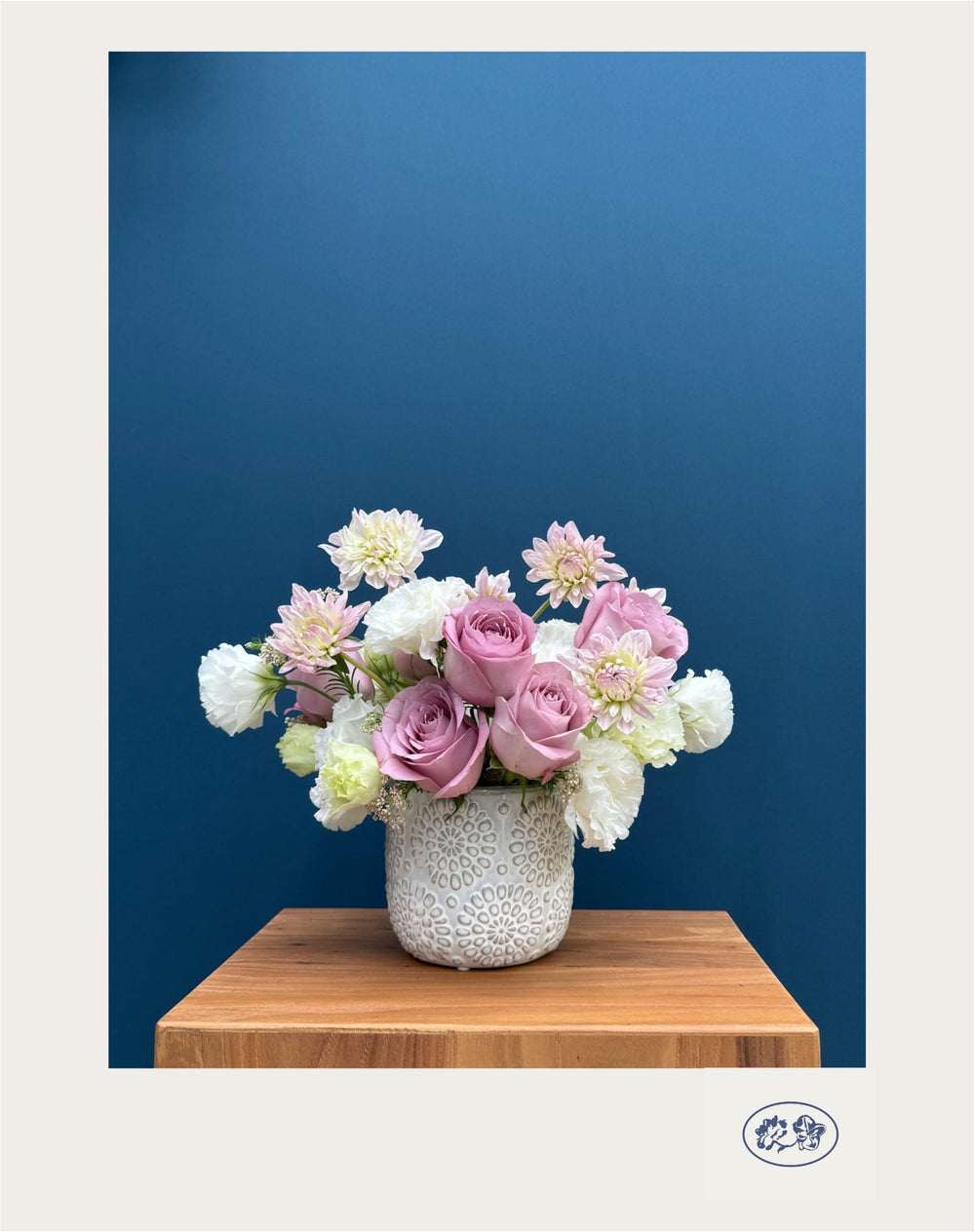 Arreglo floral Andrea en tonos lilas con arrocillo, dalias, lisianthus y rosas