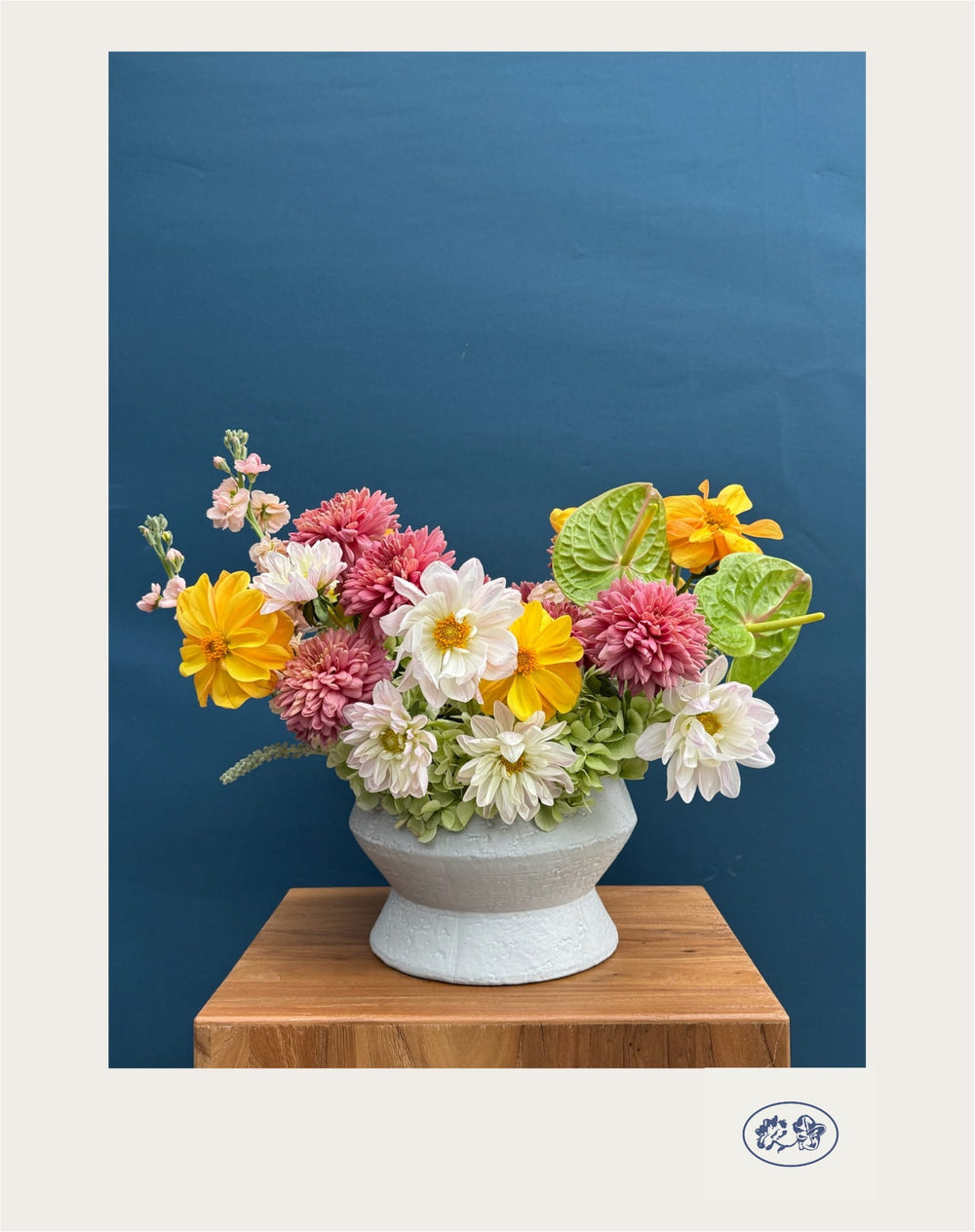 Arreglo floral Malusa en tonos amarillos y rosas con anturios, crisantemos, dalias, hortensias y matthiola
