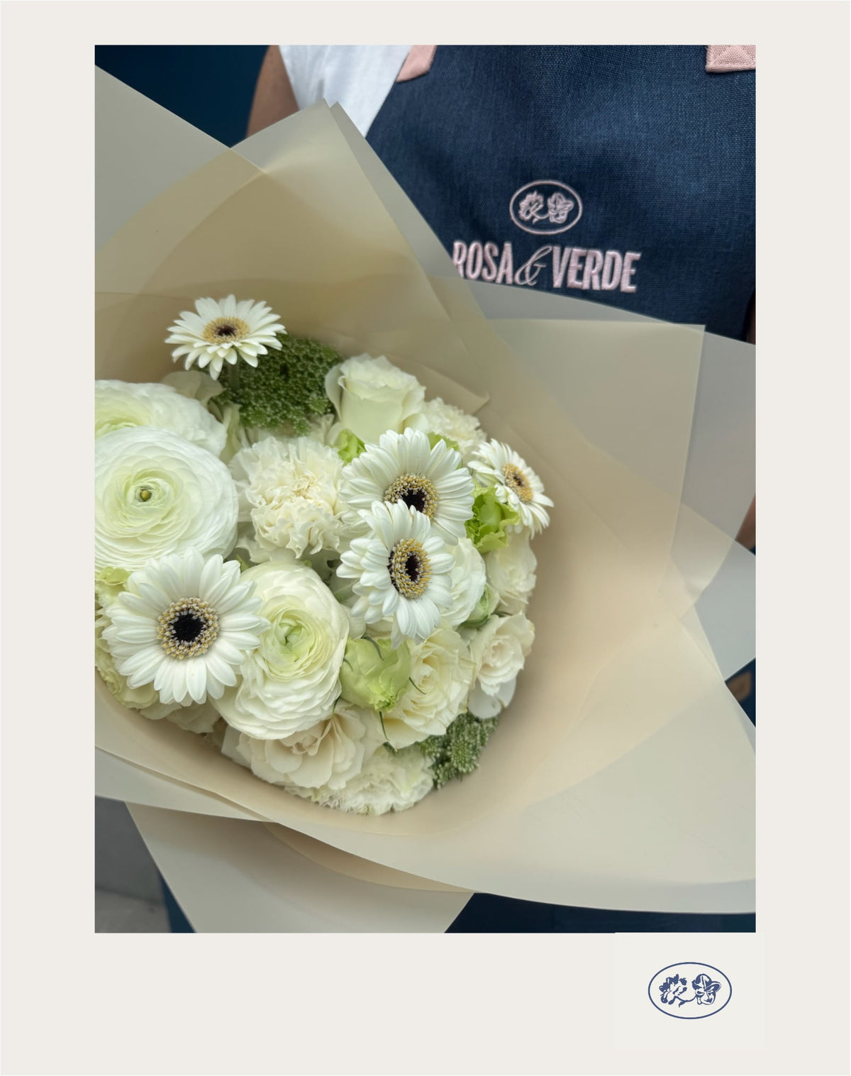 Bouquet de condolencias Cecilia en tonos blancos con claveles, lisianthus, gerberas, ranúnculos y rosas