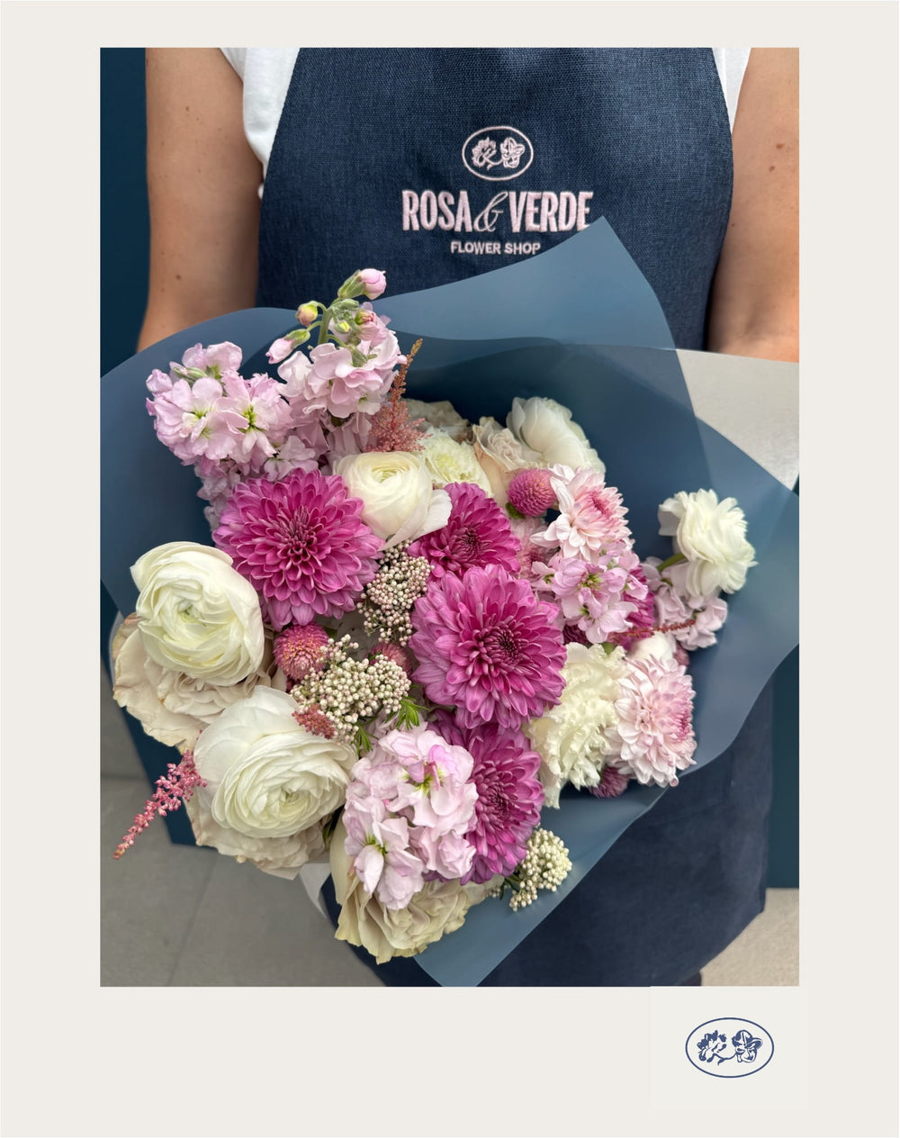 Bouquet Marimar en tonos blancos y lilas con crisantemos, lisianthus, matthiola y rosas