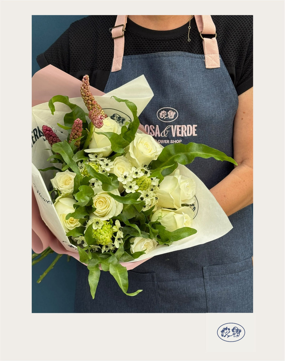 Bouquet Miriam en tonos blancos y verdes con eléboros, matthiola y rosas