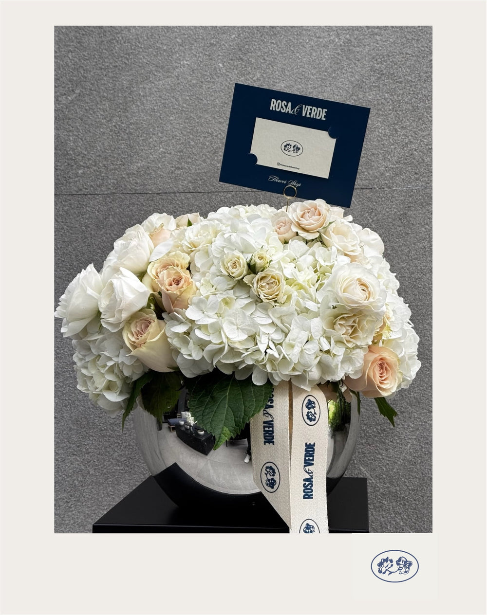 Arreglo floral Paloma en tonos blancos con hortensias, mini rosas y rosas
