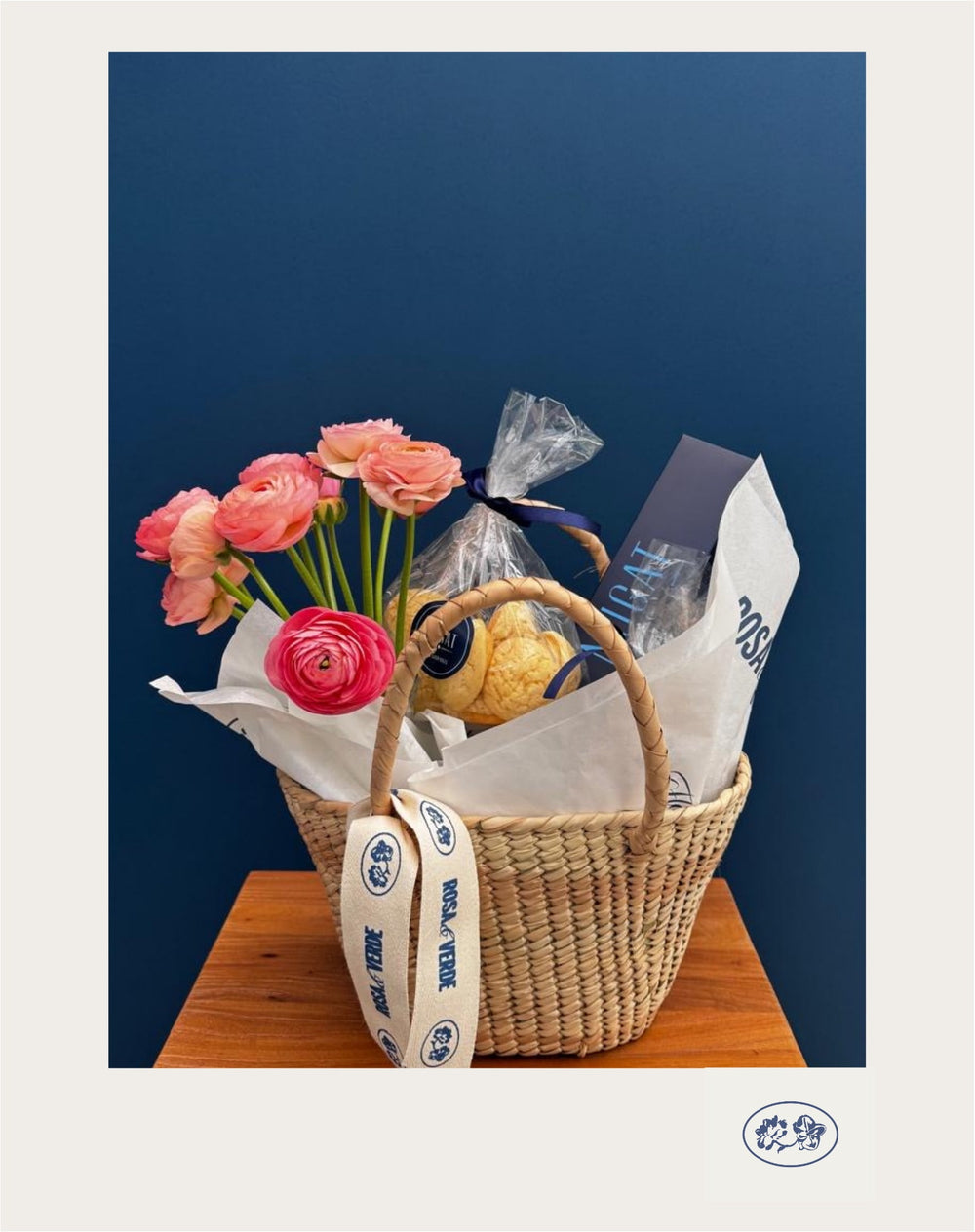 Canasta floral Rosario con ranúnculos premium de temporada y mini conchas de pan dulce