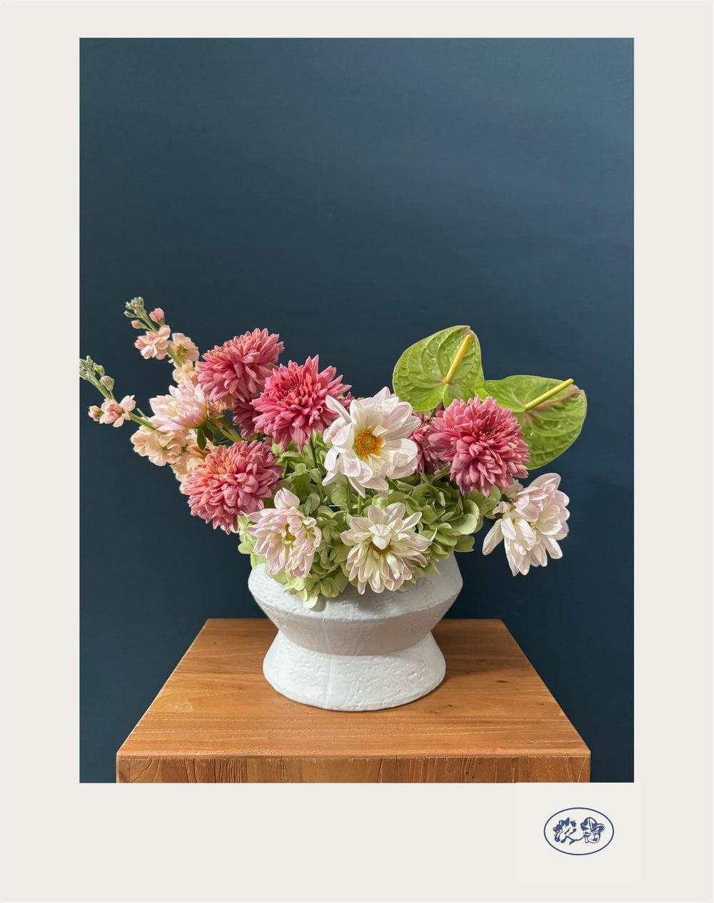 Arreglo floral Sofía en tonos rosas y verdes con anturios, crisantemos, dalias, hortensias y matthiola