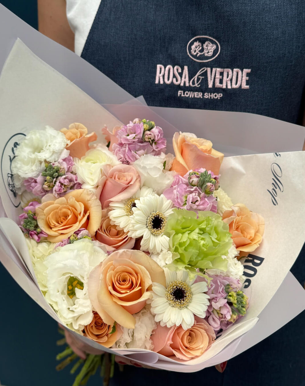Bouquet Valentina en tonos blanco, morado y naranja con lisianthus, matthiola, mini gerberas y rosas