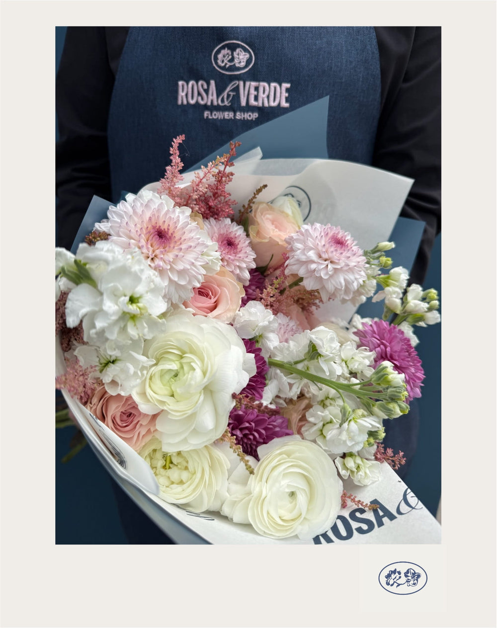 Bouquet Vanessa en tonos rosas con crisantemos, lisianthus, matthiola y rosas