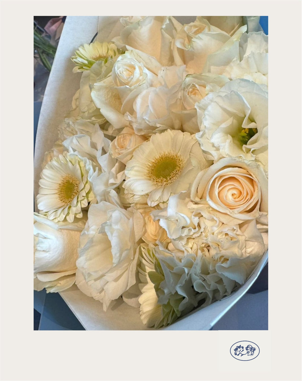 Bouquet de condolencias Ximena en tonos blancos con lisianthus, mini gerberas y rosas